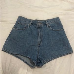 Levi’s High Waisted Mom Shorts size 31